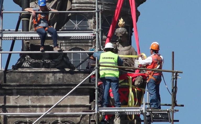 Retiran figuras dañadas por sismo de la Catedral Metropolitana