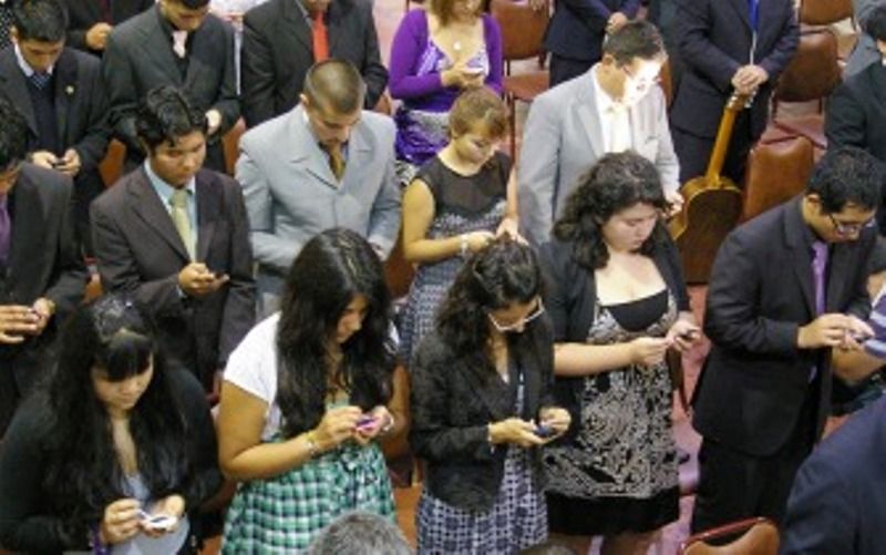 Papa Francisco reprueba uso de celulares durante misa - celular-iglesia