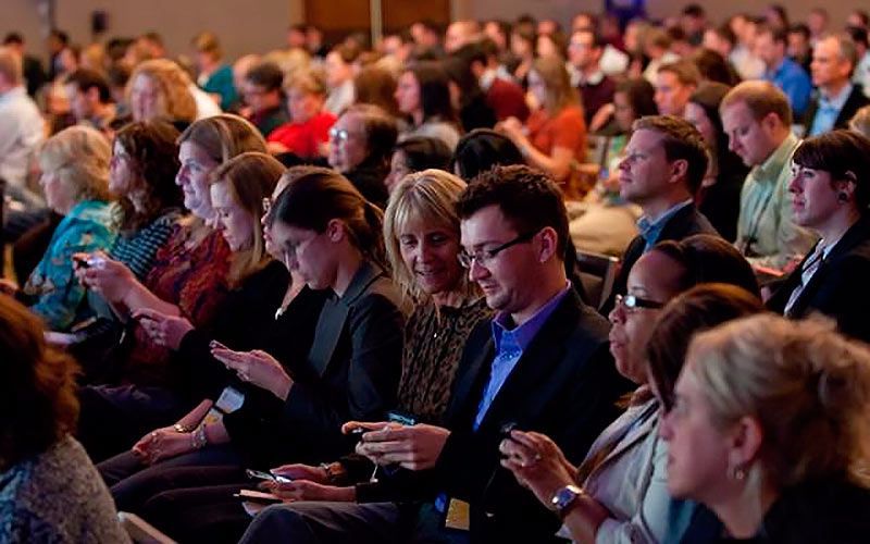 Papa Francisco reprueba uso de celulares durante misa