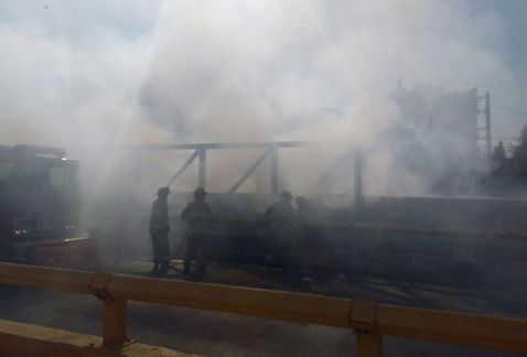 Incendio por quema de basura afuera del Metro Chapultepec
