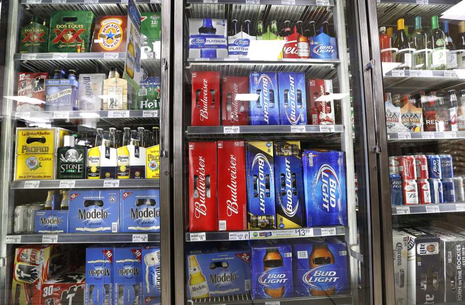 Vinculan a proceso a hombre que robó 12 cervezas usando un cuchillo