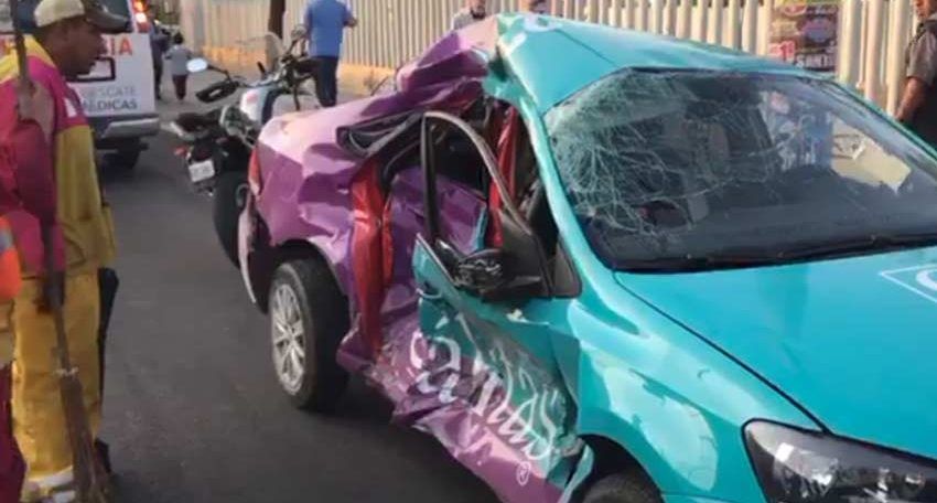 Microbús provoca aparatoso choque en Iztapalapa