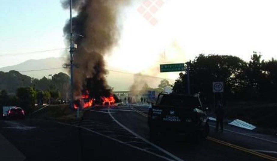 Accidente deja cuatro heridos en la Autopista Siglo 21 Accidente deja cuatro heridos en la Autopista Siglo 21