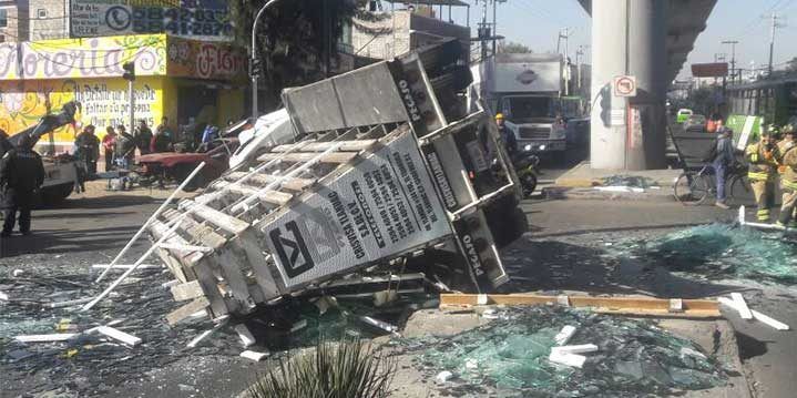 Vuelca camión que transportaba vidrios en Tláhuac