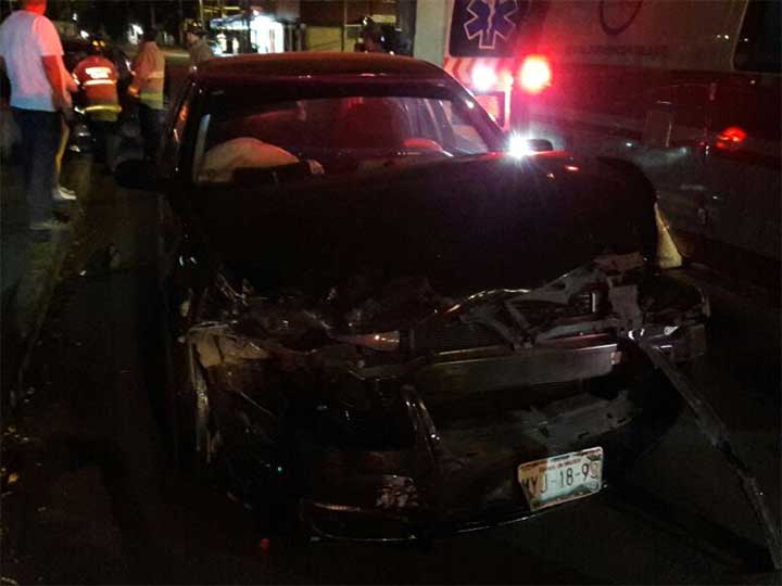 Se pasa alto y provoca choque en Lorenzo Boturini