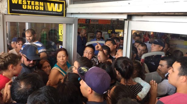 #VIDEO Clientes exigen comprar pantallas a 10 pesos en Soriana