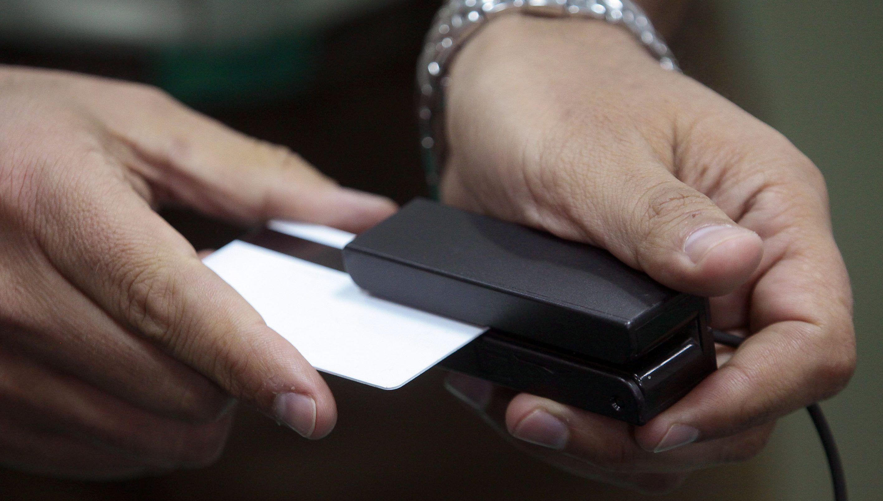 Clonan tarjeta de apoyo a damnificada y le roban casi 10 mil pesos