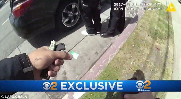 #Video Policías de Los Ángeles plantan cocaína en sospechoso negro - coca-2