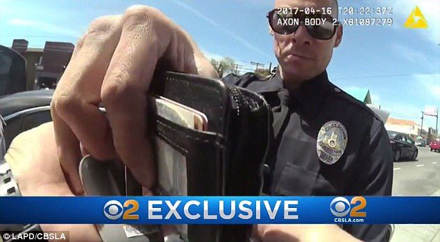 #Video Policías de Los Ángeles plantan cocaína en sospechoso negro - coca-4