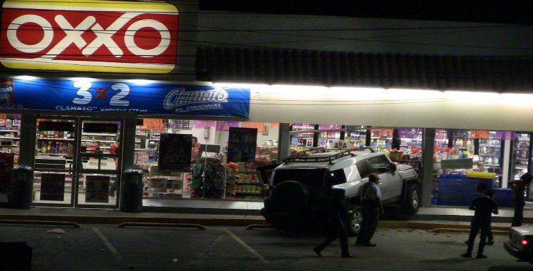 Conductor ebrio impacta camioneta contra Oxxo en Zihuatanejo