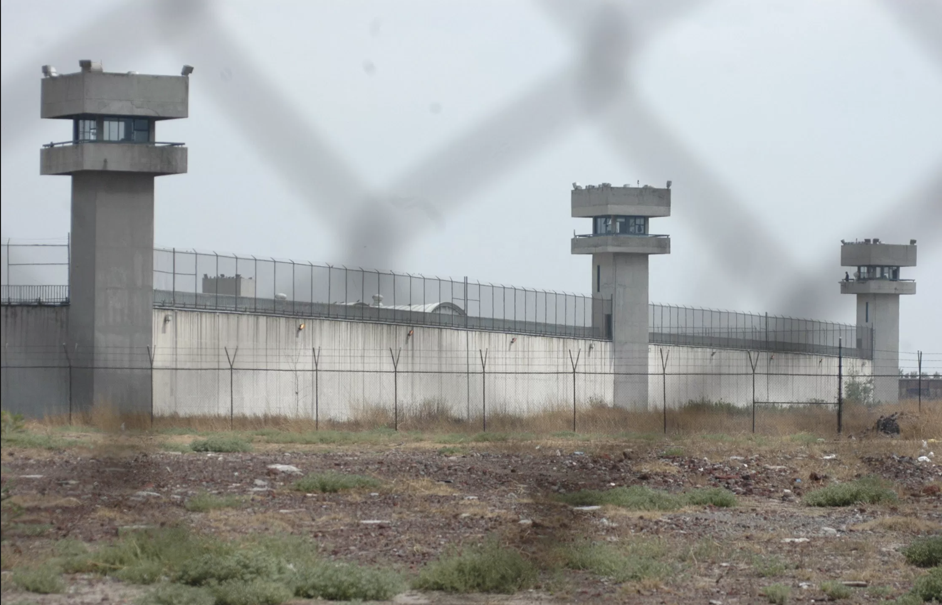 Aseguran armas, teléfonos y droga en penales mexiquenses