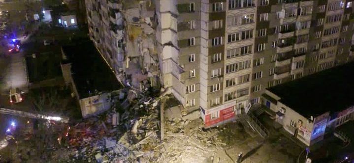 #Video Derrumbe por presunta explosión en edificio en Rusia deja 4 muertos