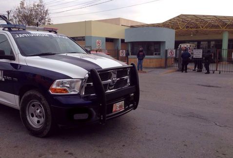 Se enfrenta a policías de Torreón y termina herido