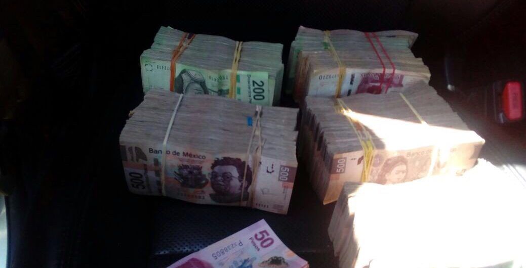 Detienen a dos hombres con más de 2 mdp y armas en inmediaciones del AICM