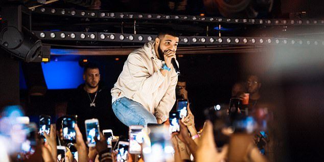#Video Drake defiende a fanáticas acosadas en presentación