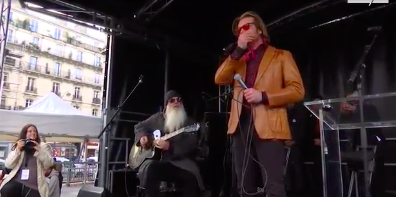 Eagles of Death Metal conmemora a víctimas del atentado en París