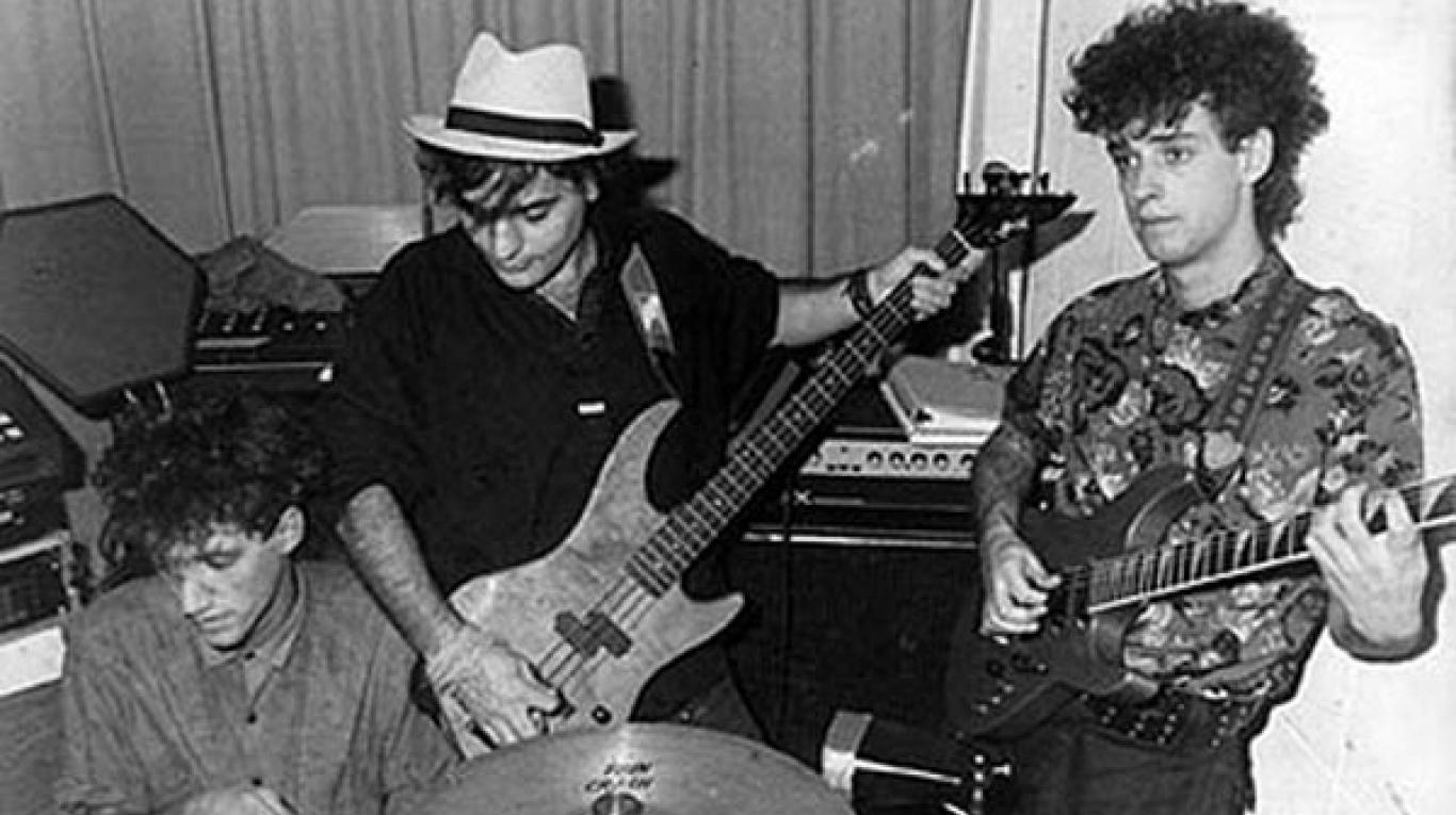 "Esquina de Soda Stereo", un homenaje a la banda de rock argentina - ensayo-soda-stereo