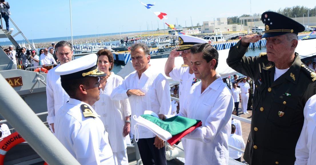 EPN abandera buque patrulla costera en Veracruz