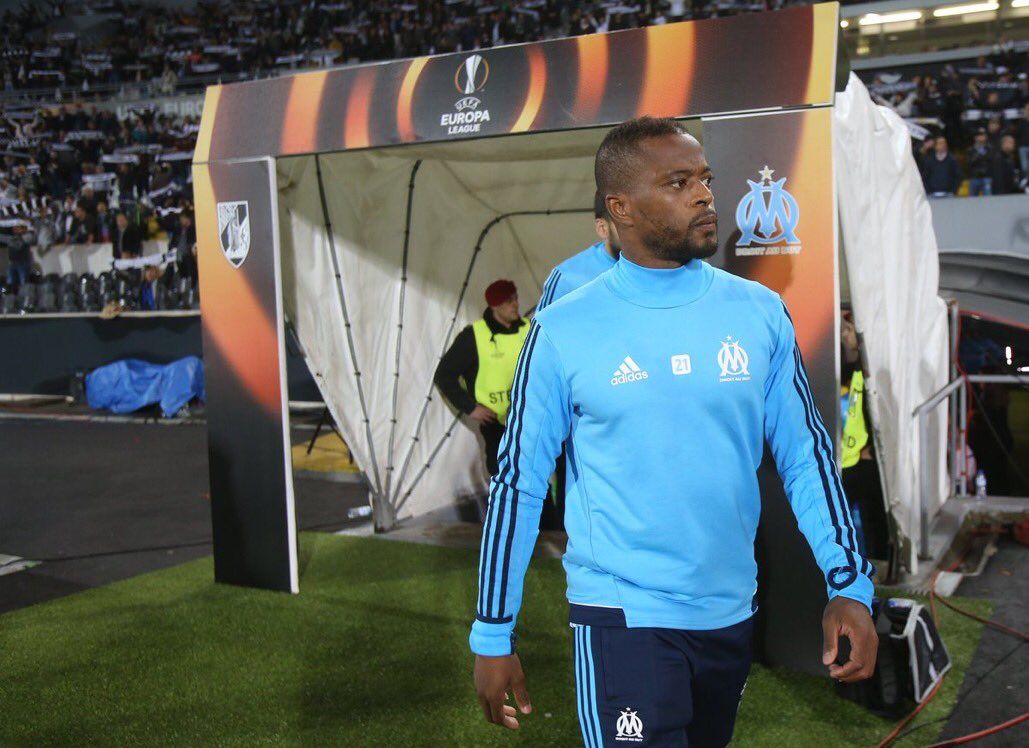 Suspenden a Evra hasta junio de 2018 por patear a aficionado - evra