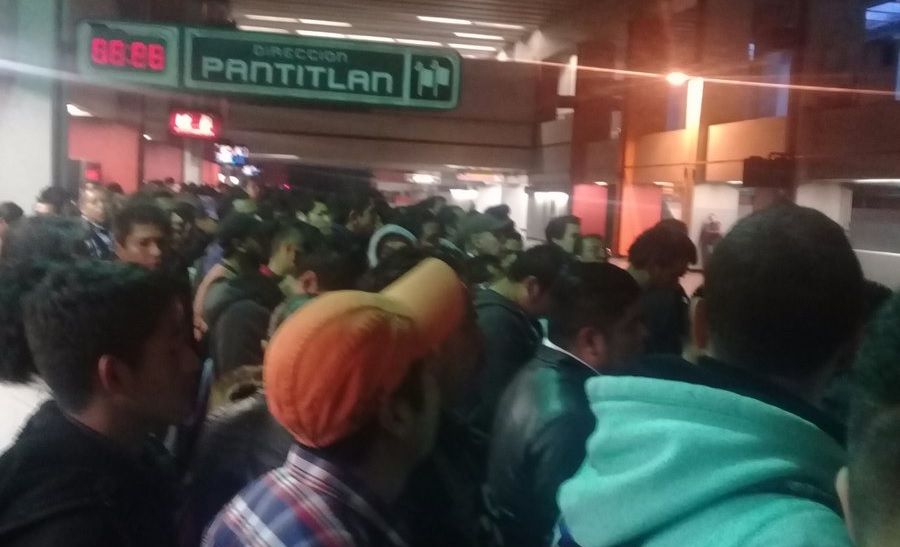 Falla en tren provoca caos en Línea 9 del Metro