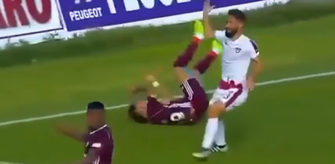 #Video Delantero finge falta en el área, distrae a rivales y manda pase para gol