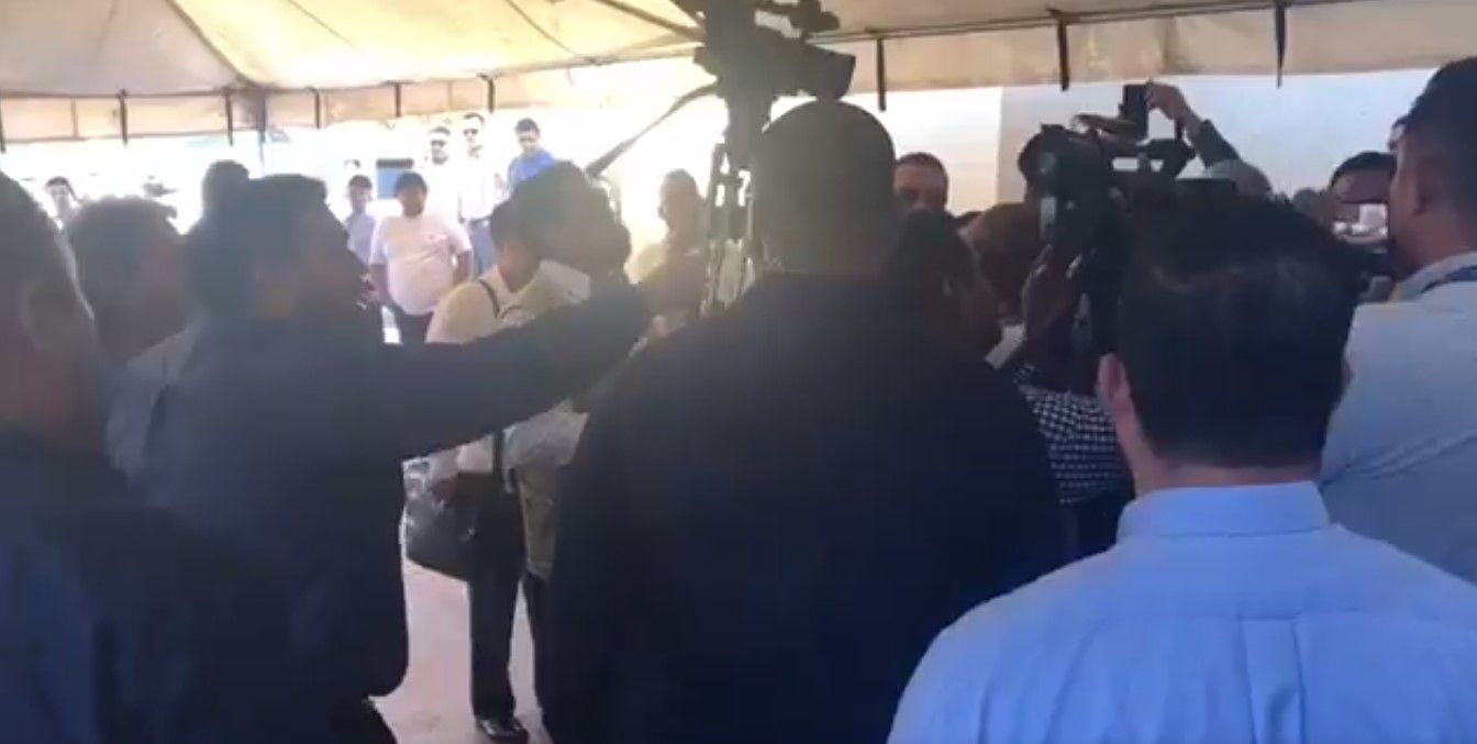 Increpan a gobernador de BCS durante funeral del ombudsman asesinado