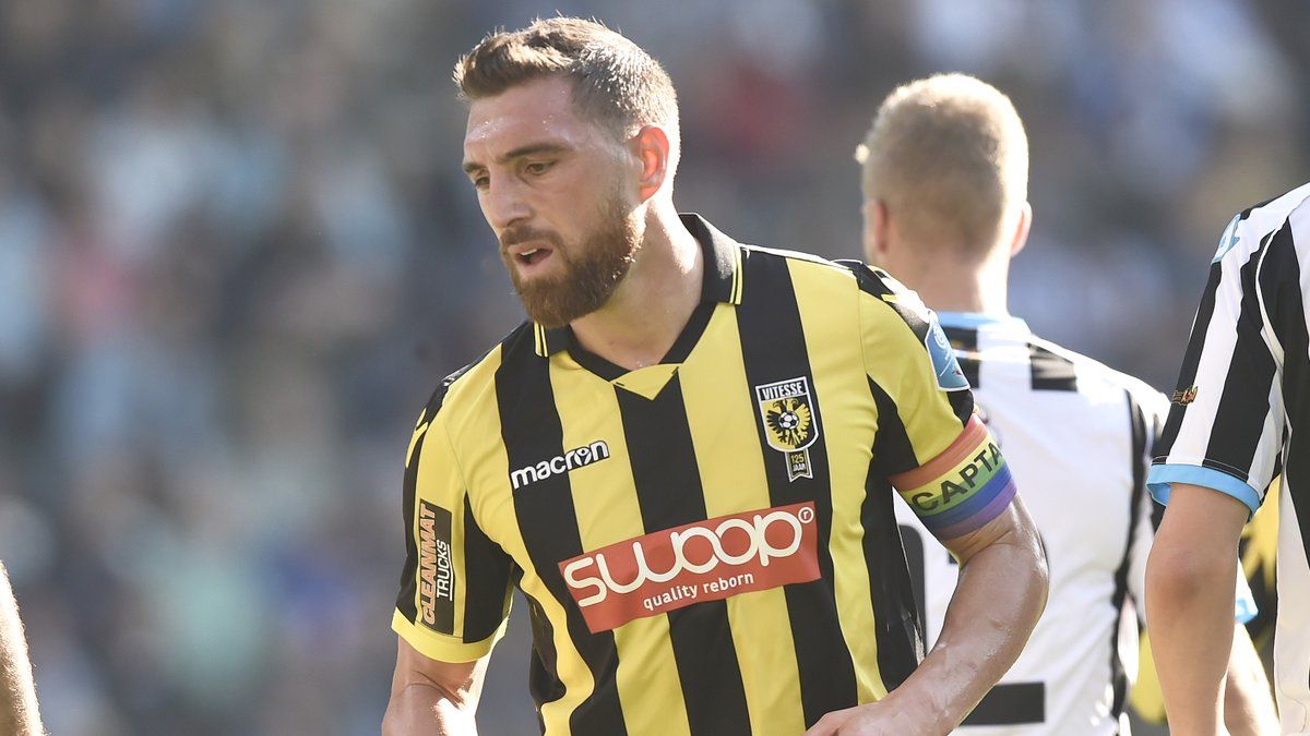 Protestan en Georgia contra futbolista que apoya derechos de los gays - guram-kashia