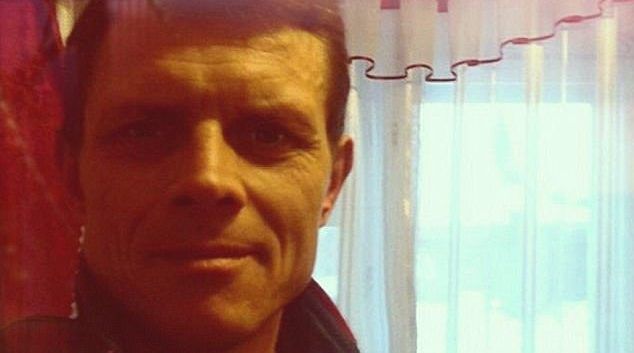 Hombre ruso ataca a mujer a mordidas