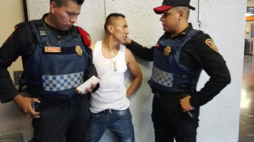 Detienen a hombre que le arrancó aretes a usuaria del Metro