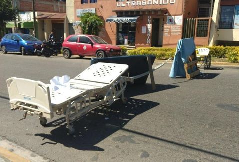 Médicos sindicalizados usan camillas para bloqueo en Oaxaca