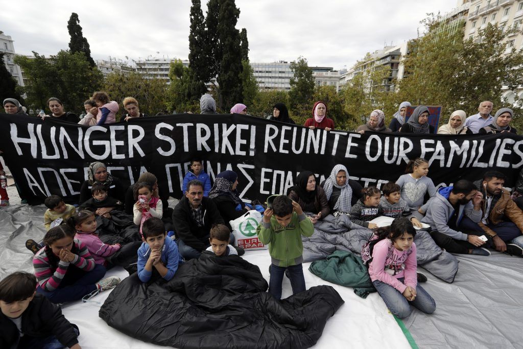 Naufragio deja al menos tres migrantes muertos en Grecia - huelga-grecia-1024x683