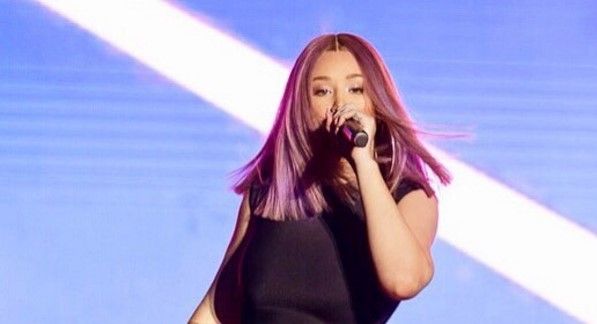#Video Iggy Azalea sufre caída durante concierto