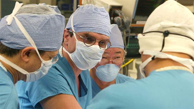 Salvan a hombre tras implantarle piel de su hermano gemelo