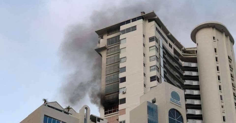 Hombre muere al arrojarse del piso 21 de departamento que se incendiaba