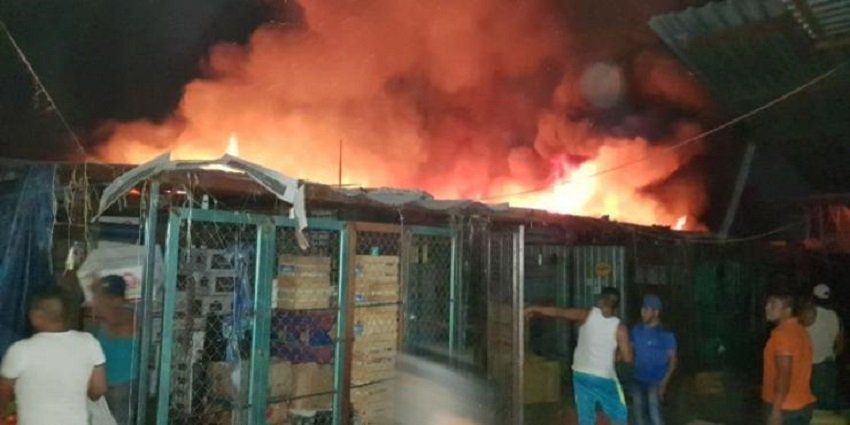 Incendio en mercado de Iguala consume 100 locales - incendio-mercado-iguala-2