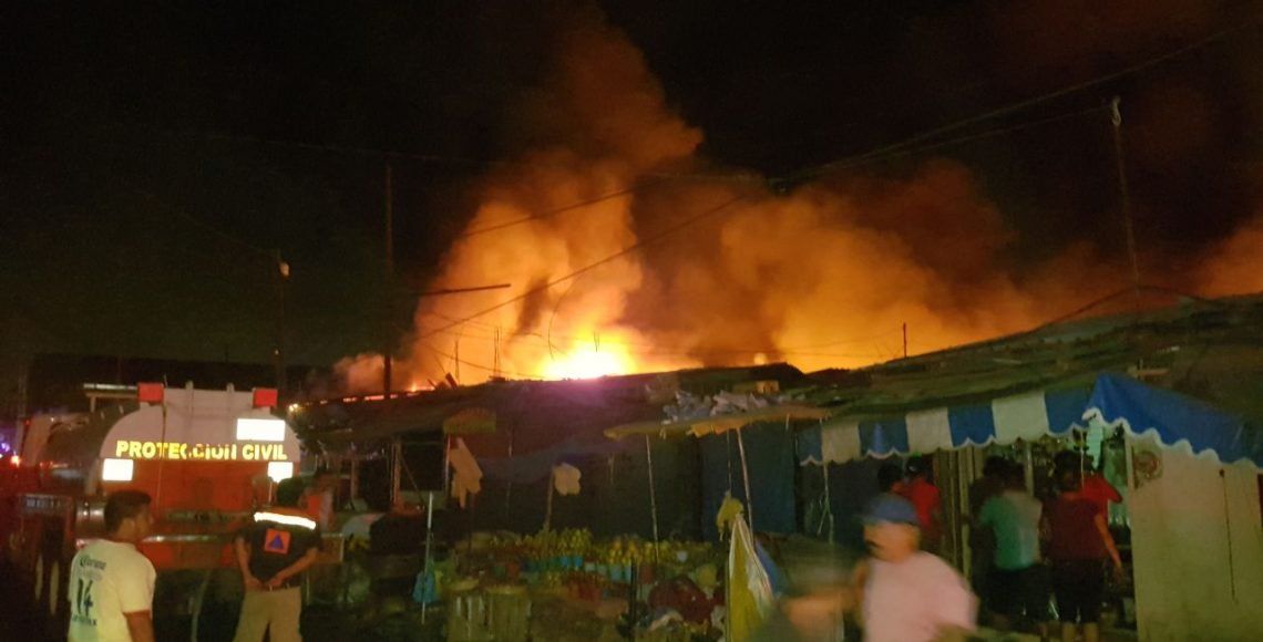 Incendio en mercado de Iguala consume 100 locales