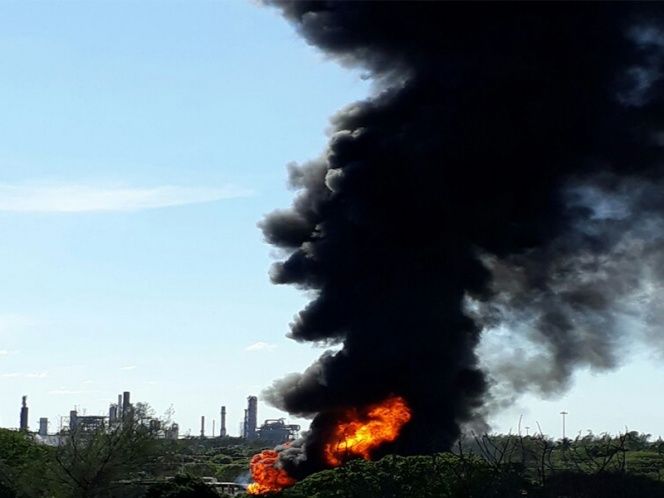 Se incendian cuatro pipas frente a refinería en Tamaulipas