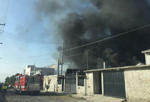 Evacuan a 70 por incendio en fábrica de esponjas en Querétaro
