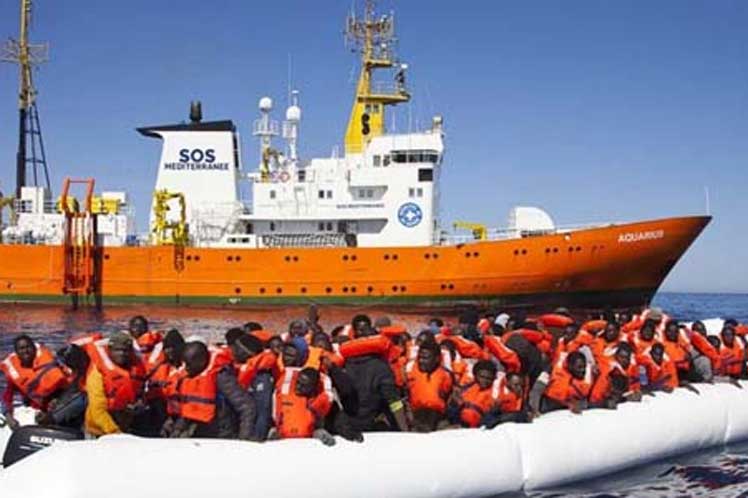 Mueren hasta 16 migrantes al día por cruzar el Mediterráneo hacia Europa - italia-rescate-inmigrantes
