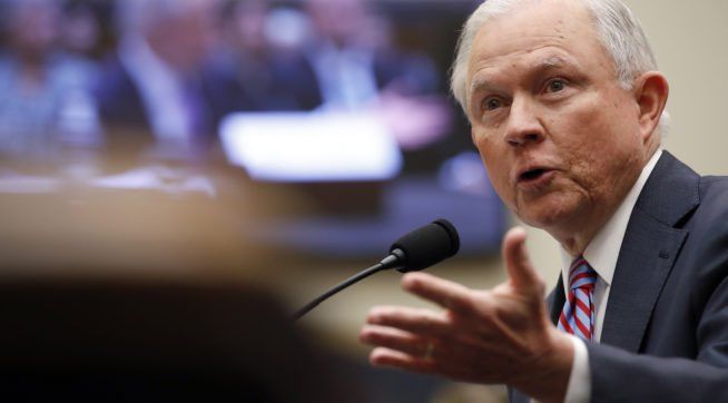 Sessions “recobra la memoria” sobre caso Rusia
