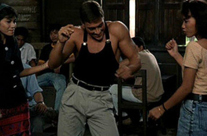 Jean-Claude Van Damme recrea baile de ‘Contacto Sangriento’