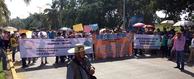 Alumnos y maestros protestan en Acapulco