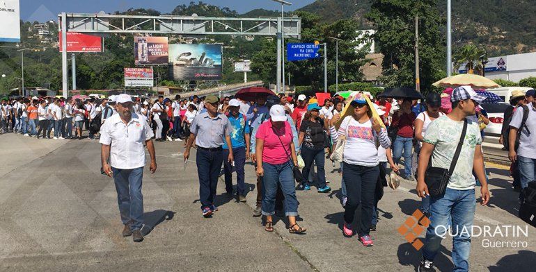 Alumnos y maestros protestan en Acapulco - maestros-acapulco3
