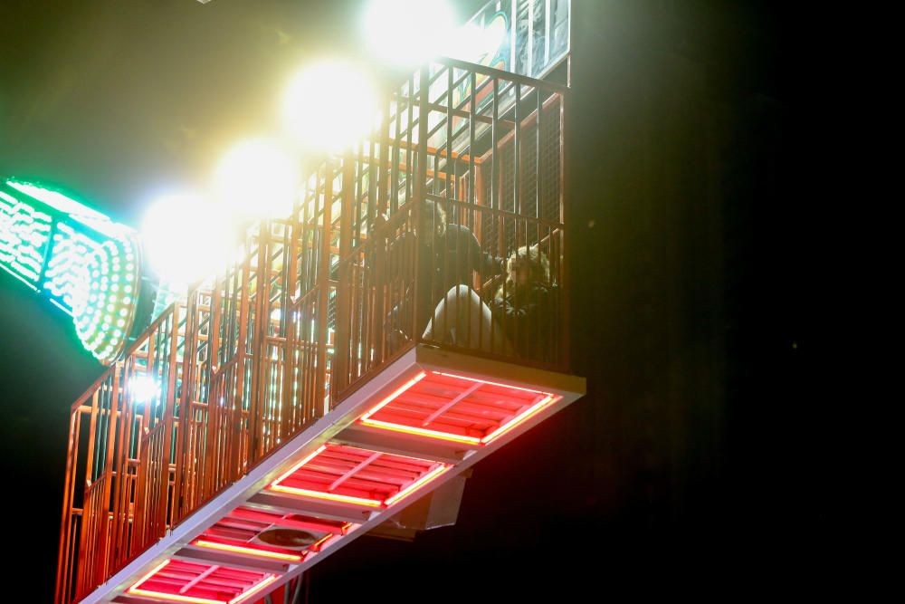 Rescatan a veinte tras quedar atrapados en juego mecánico en España - mecanico-2