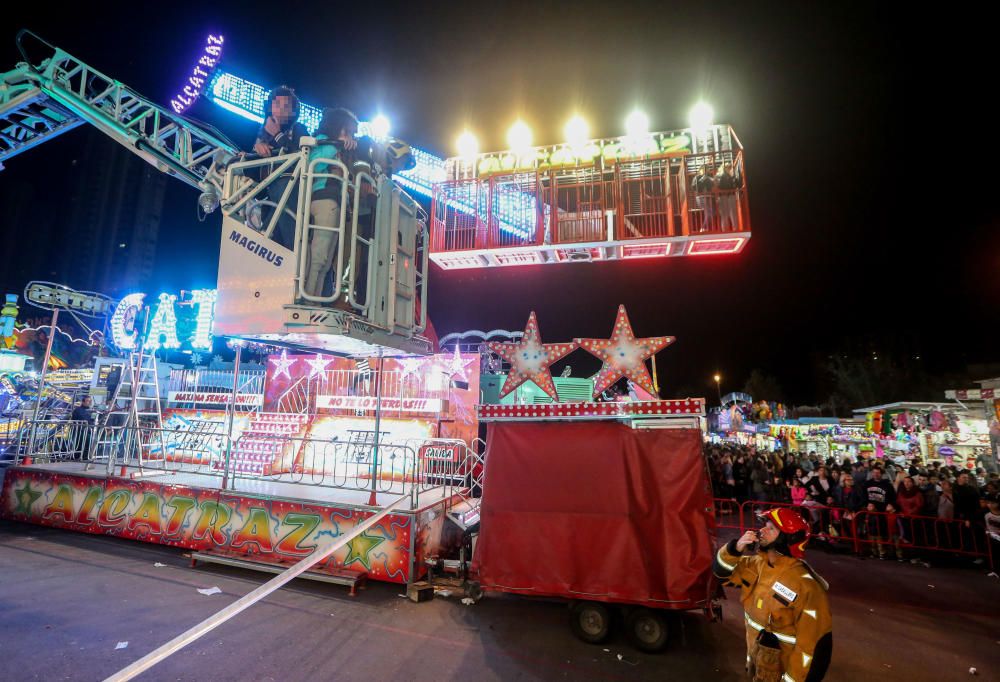 Rescatan a veinte tras quedar atrapados en juego mecánico en España - mecanico-4