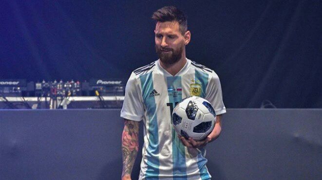 Presentan el balón de Rusia 2018 - messi-telstar