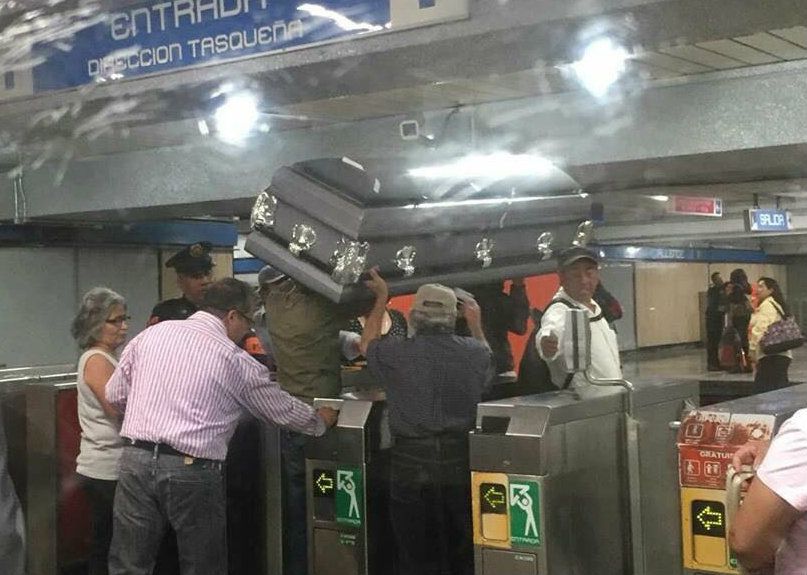 Ingresan con ataúd a Metro de la Ciudad de México