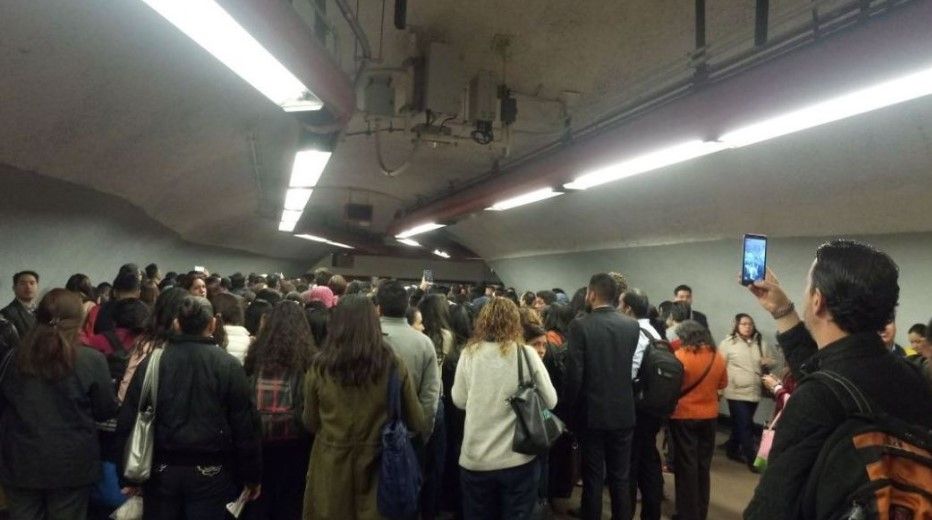 #Video Usuarios reportan cierre momentáneo de Metro Polanco