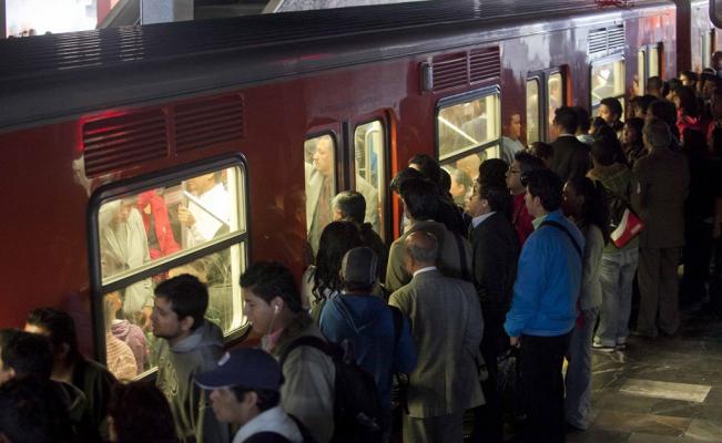 Accidente en Metro Lázaro Cárdenas retrasa el servicio Accidente en Metro Lázaro Cárdenas retrasa el servicio