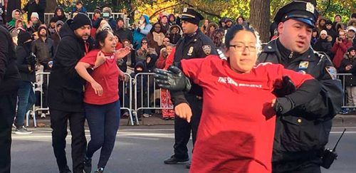 Migrantes mexicanos bloquean desfile de Acción de Gracias en Nueva York